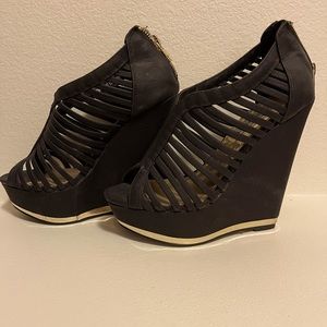 Steve Madden Black & Gold Wedges